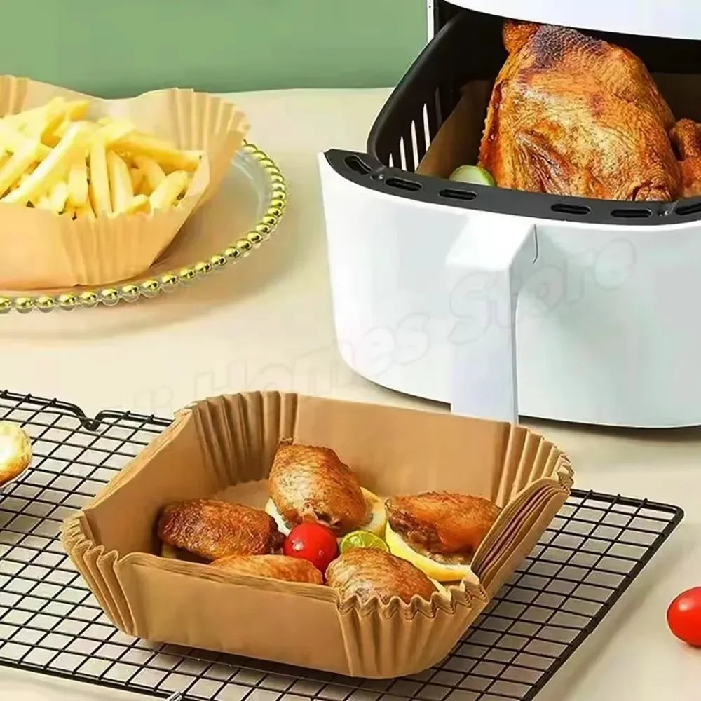 Einweg-Airfryer-Einlagen mit gegartem Fleisch und Kartoffeln in einem weißen Behälter.