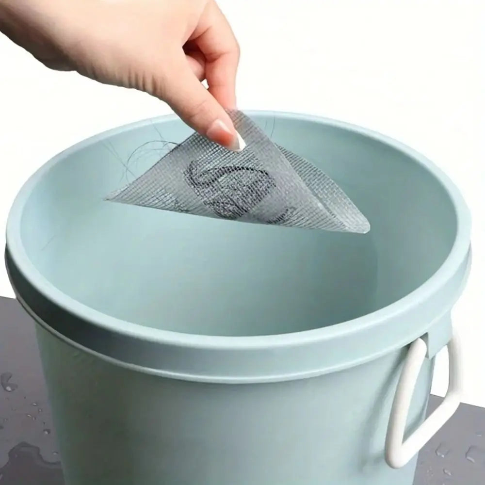Eine Hand legt einen Einweg-Abflussfilteraufkleber in einen hellblauen Plastikkanister.