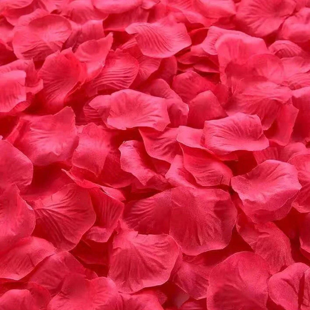 Primer plano de pétalos artificiales de rosa rosa vibrante usados para decoración.