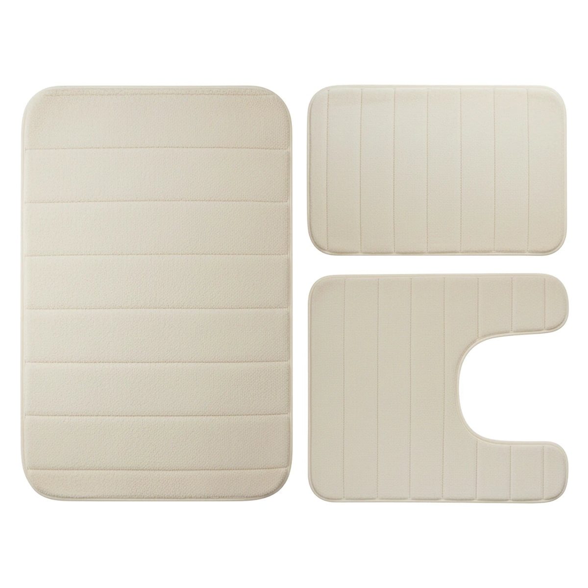 Ein Set aus drei beigen Memory-Schaum-Badezimmerteppichen, bestehend aus einer rechteckigen Matte und zwei unregelmäßigen For