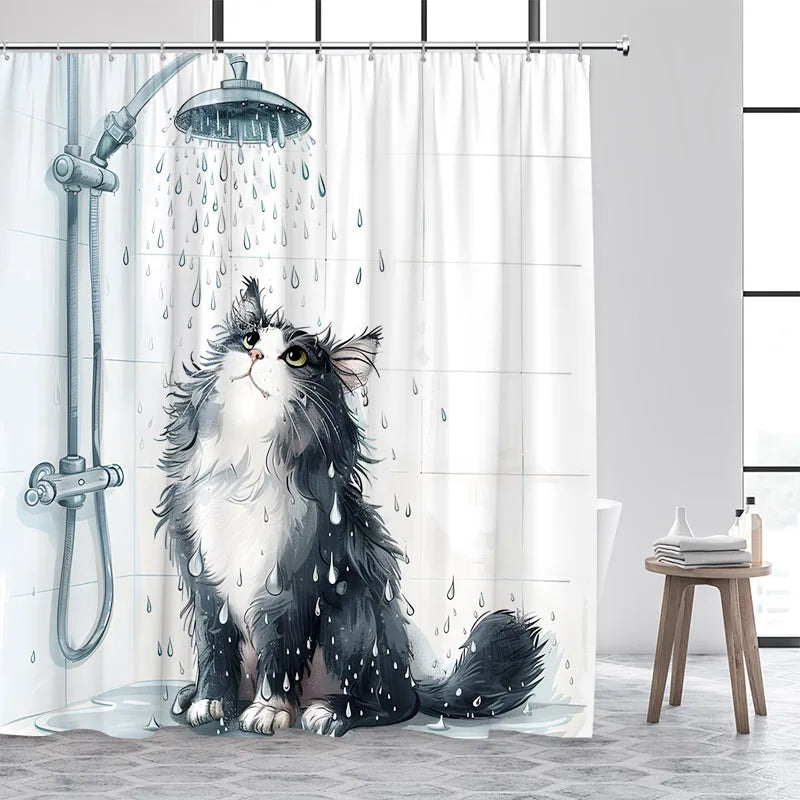 Un gato negro y blanco peludo está sentado en el suelo dentro de una cortina de ducha con agua goteando desde arriba.