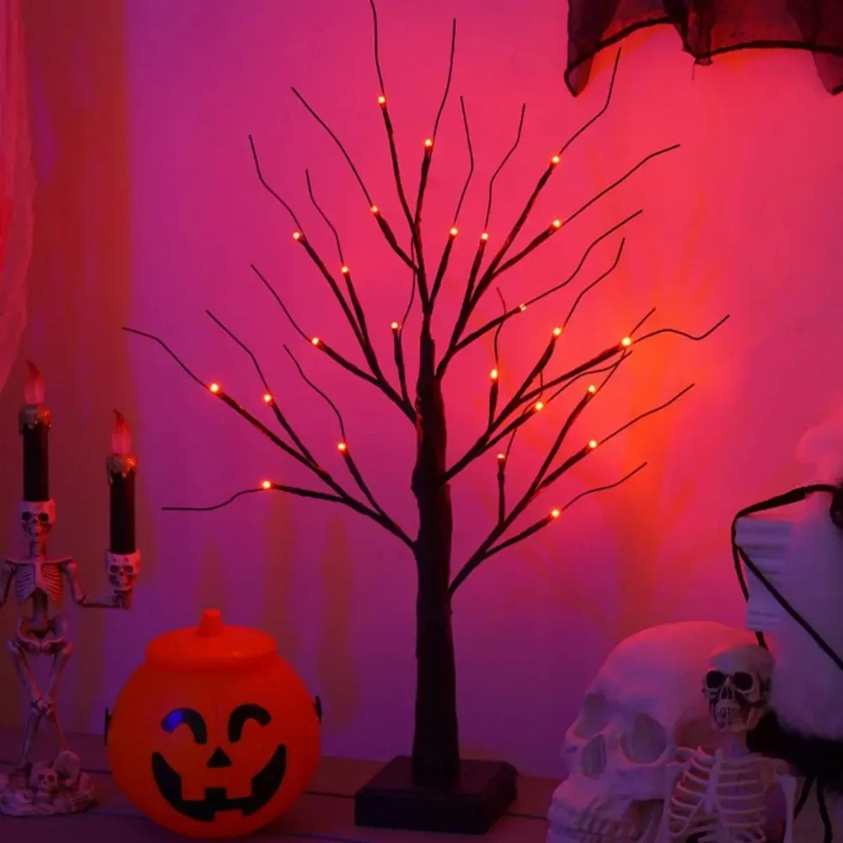 Dunkle Baumsilhouette mit orange- und lila LED-Lichtern vor rosa Hintergrund.
