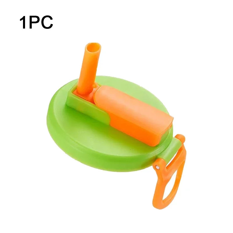 Ein Stück wiederverwendbare Silikon-Soda-Dach und Strohhalme in Orange und Grün.