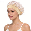 Una mujer usando un gorro de satén beige claro para el cabello para dormir y uso diario.