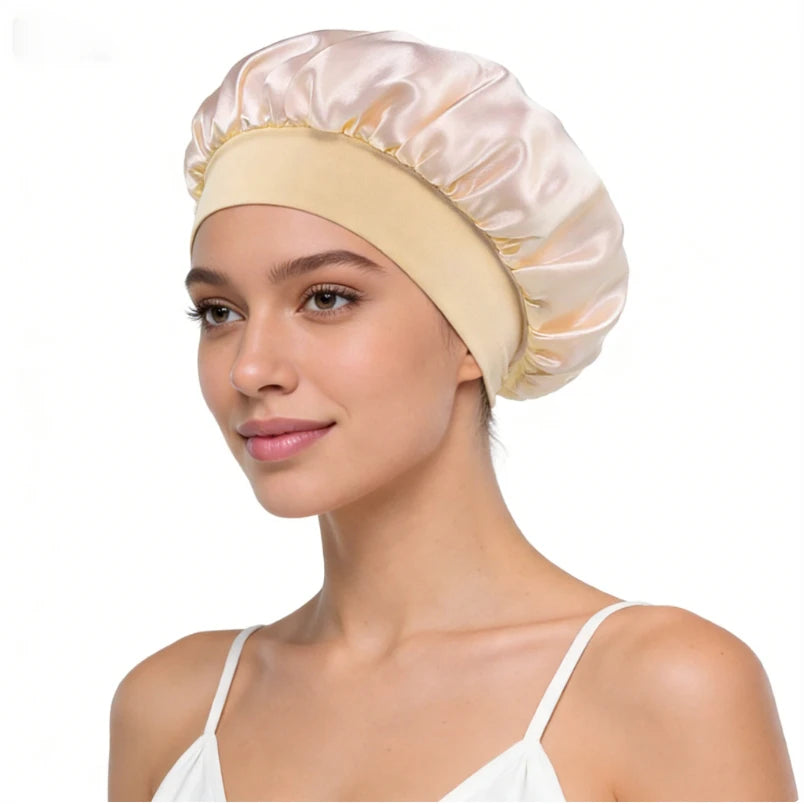 Una mujer usando un gorro de satén beige claro para el cabello para dormir y uso diario.
