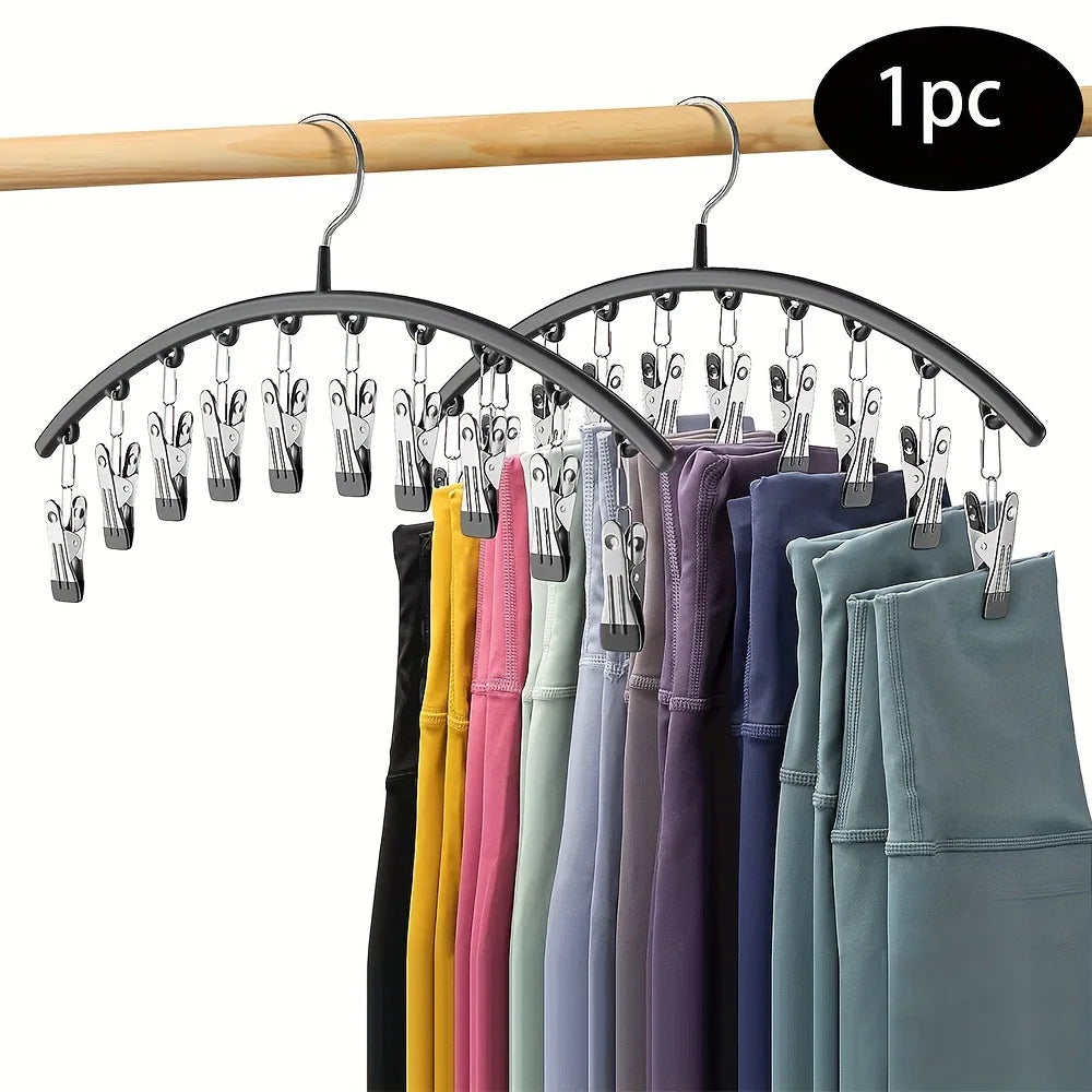 Edelstahl-Kleiderständer mit mehreren Clips, die verschiedene bunte Kleidung zeigen.