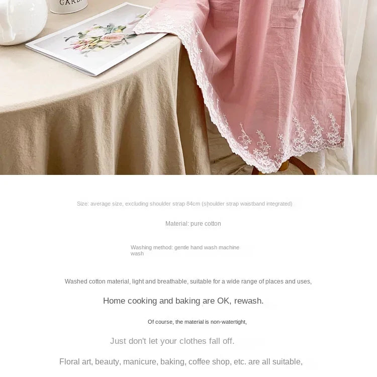 Rosa Leinen-Baumwoll-Schürzenkleid drapiert auf einem Tisch mit einem weißen Notizbuch und Blumenmuster.