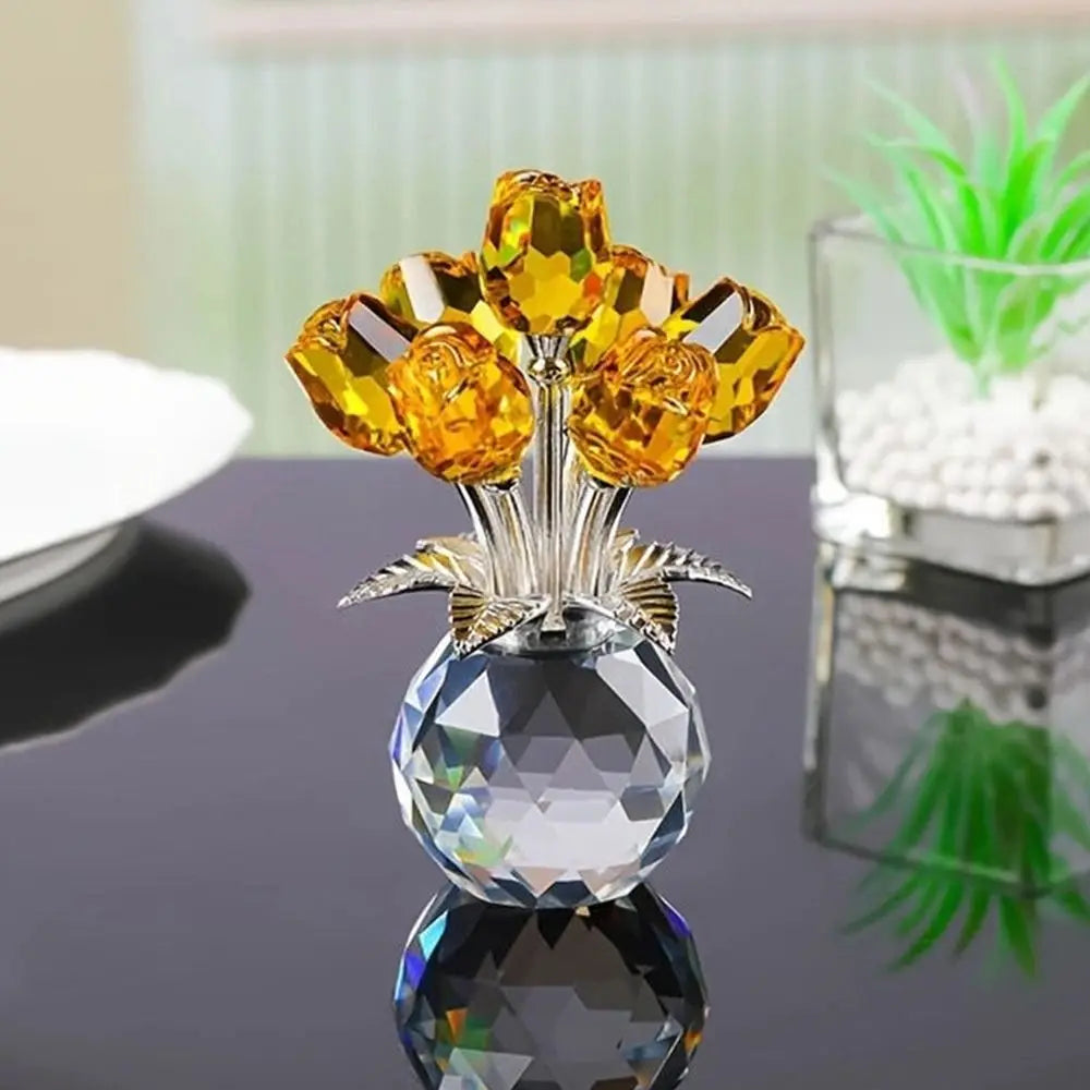 Bunte Kristallrose-Skulptur mit goldgelben Blütenblättern auf klarem Glasfuß.