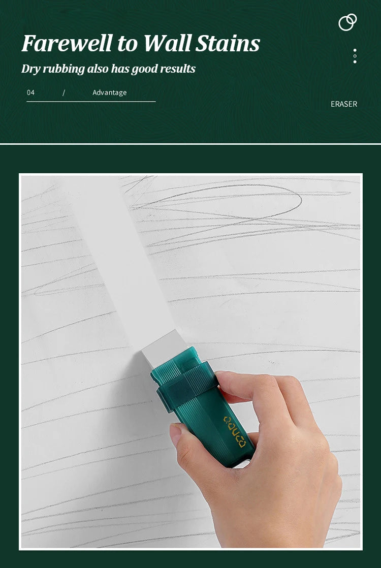 Eine Hand benutzt einen grünen wiederverwendbaren Edelstahl-Limescale-Radierer auf einem Stück Papier.
