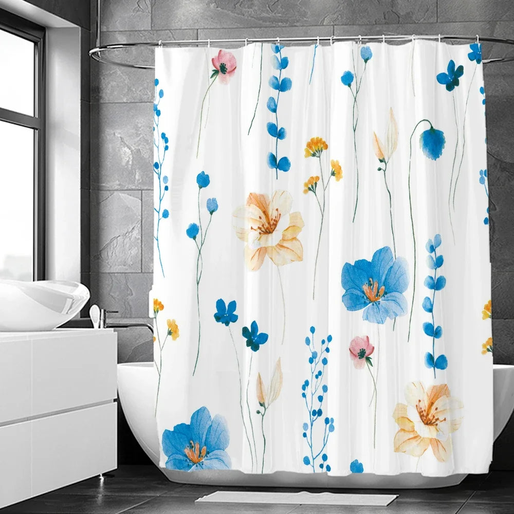 Rideau de douche floral élégant avec des fleurs bleues et oranges dans une salle de bain.