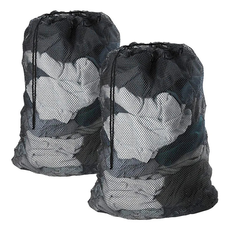 Schwarze, mit Schnur verschließbare Wäschenettas, gefüllt mit weißer Kleidung.