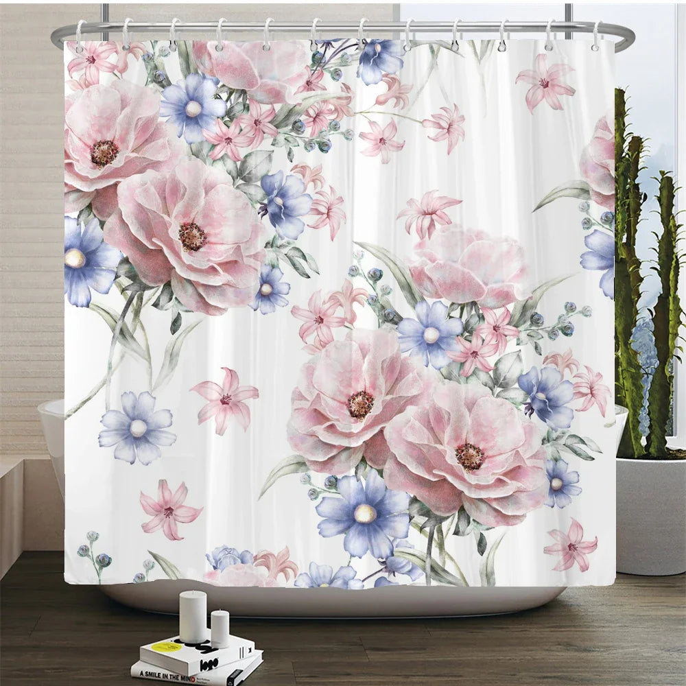 Rideau de douche floral élégant avec des fleurs roses et bleues sur fond blanc.