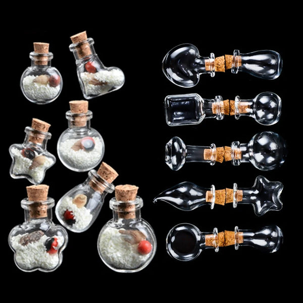 Collection de bouchons en liège en verre miniatures remplis de différents sels et herbes, présentés sur fond noir.