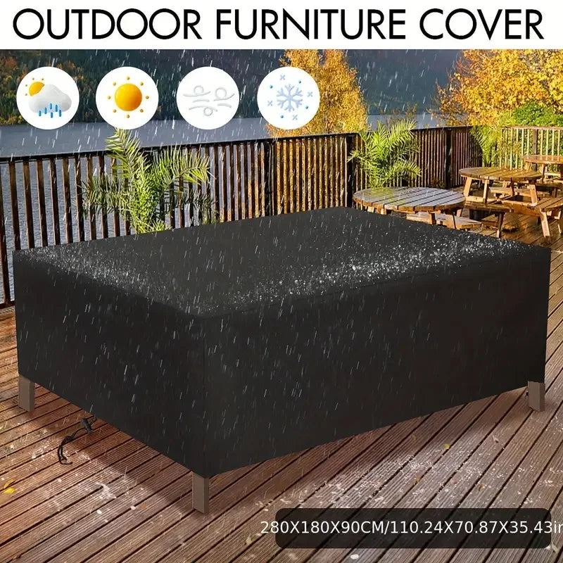Housse imperméable noire pour mobilier de jardin protégeant une table en bois à l'extérieur.