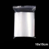 Una bolsa de plástico transparente llena de material blanco, probablemente una bolsa de almacenamiento reutilizable.
