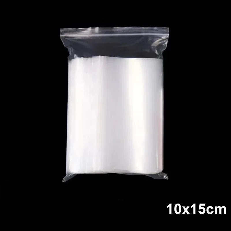 Una bolsa de plástico transparente llena de material blanco, probablemente una bolsa de almacenamiento reutilizable.