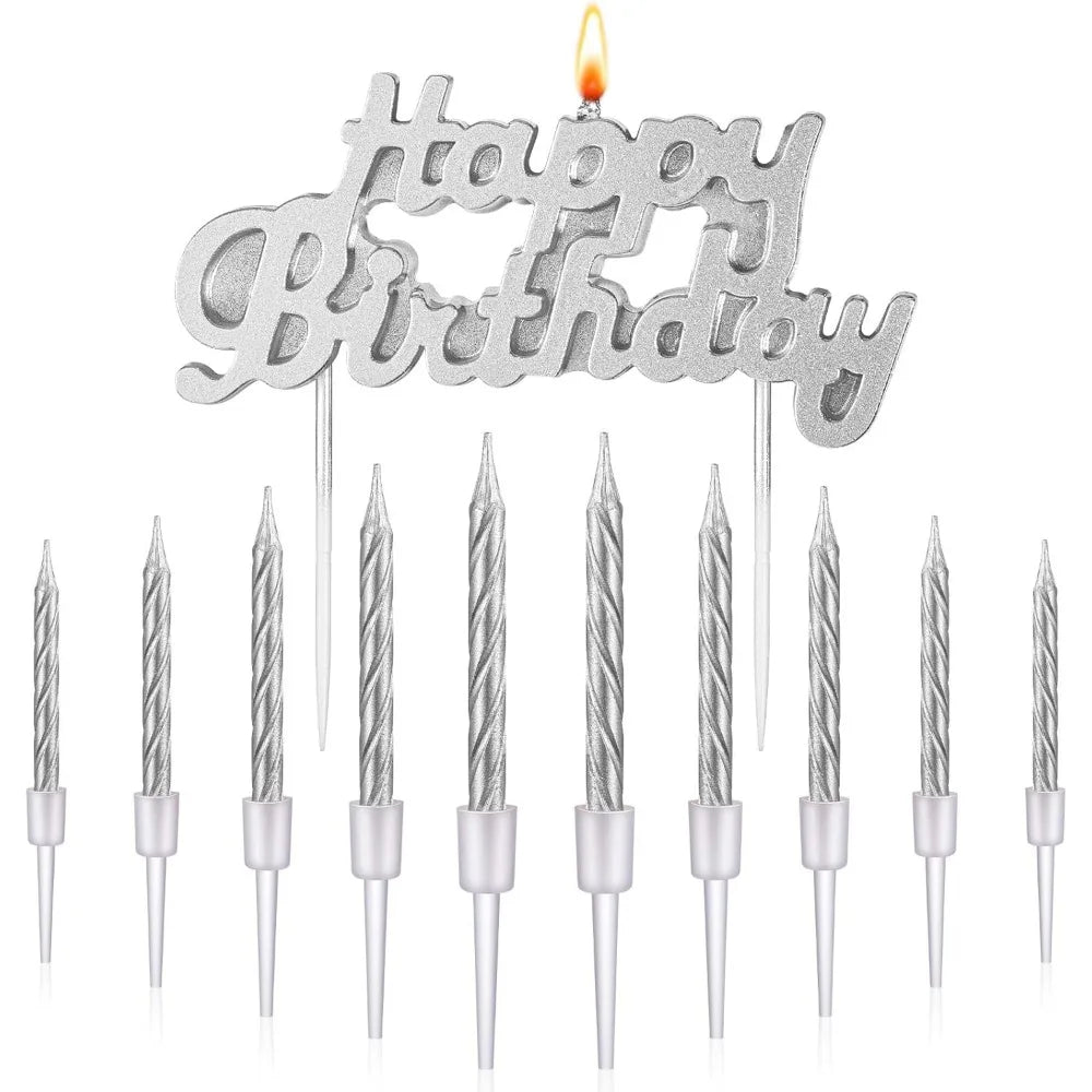 Ein Set dekorativer silberner Spiralkerzen zum Geburtstag mit Aufsatz.