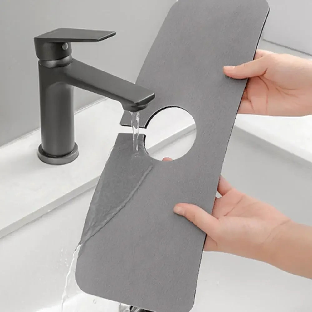 Schwarzer Wasserhahn gießt Wasser auf eine graue Marmor-Trockenmatte im Badezimmer.