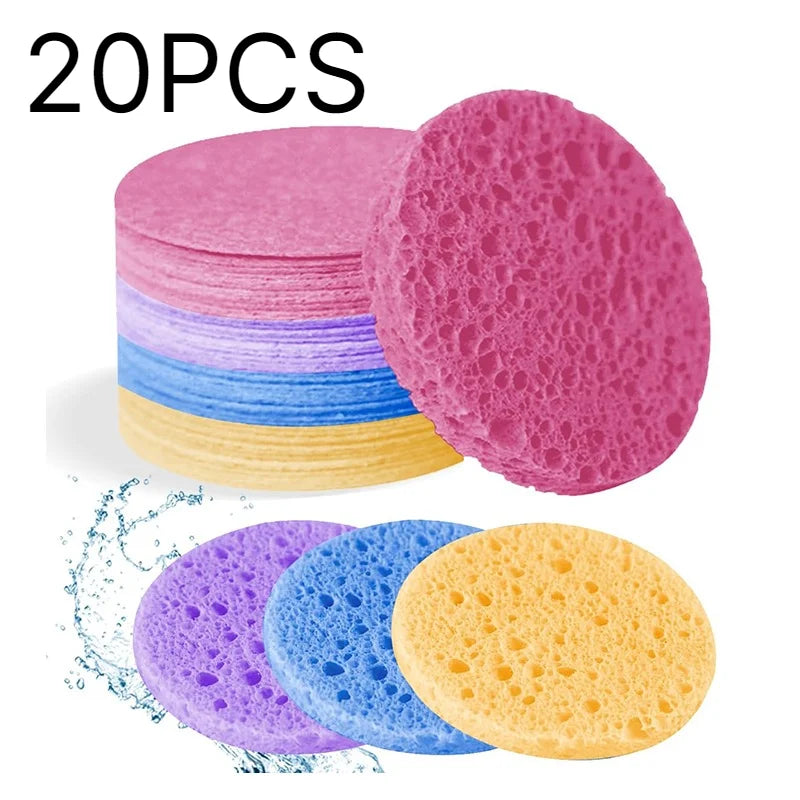 Una pila de esponjas limpiadoras naturales desechables de colores, incluyendo rosa, azul, púrpura y amarillo.