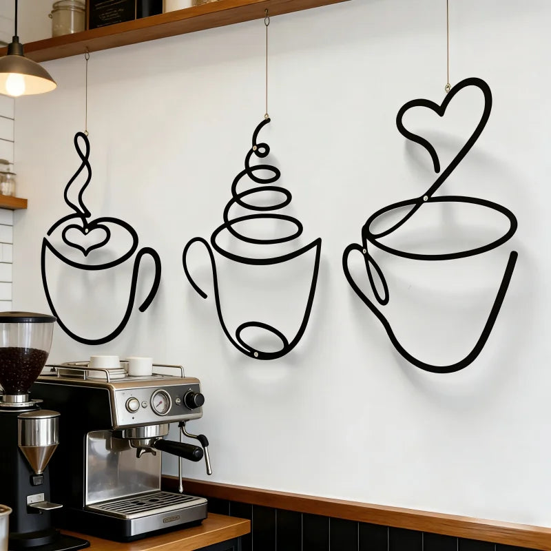 Un juego de tazas de café de hierro negro para decoración de pared, colgadas sobre una máquina de café.