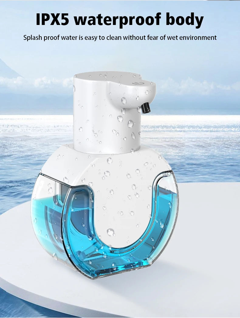 Weißer, wandmontierter Seifenspender mit blauem Flüssigkeit, zeigt IPX5 wasserdichte Schutzfunktion.
