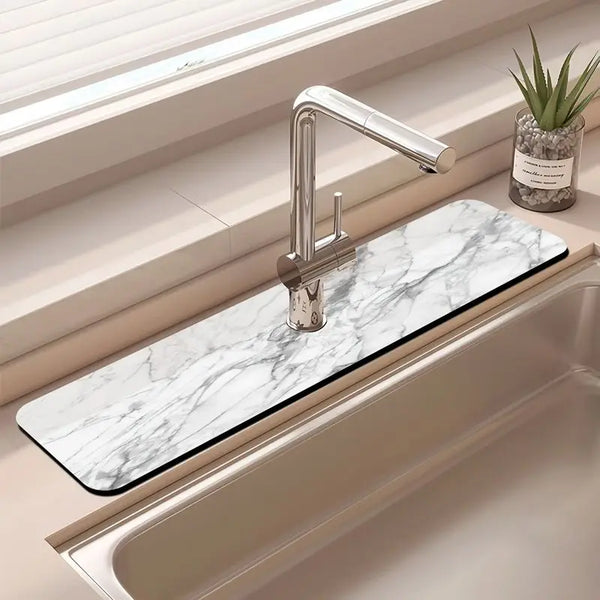 Moderne Küchen- oder Badezimmersink mit Marmor-Trockenmatte und Chrom-Wasserhahn
