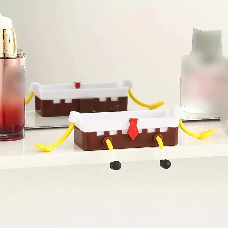 Un juego de rejillas esponjosas de cocina en marrón y blanco con tubos flexibles amarillos, exhibidas en un estante blanco.