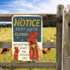 Vintage Metall-Dose-Schild mit der Aufschrift 'NOTICE KEEP GATE CLOSED' und einem Hahn, montiert auf einem Holzzaun.