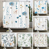 Collection de rideaux de douche floraux élégants avec des fleurs aquarelles bleues, roses et jaunes sur fond blanc.