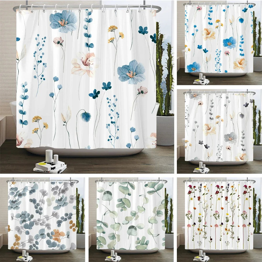 Collection de rideaux de douche floraux élégants avec des fleurs aquarelles bleues, roses et jaunes sur fond blanc.