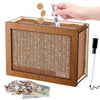 Caja de ahorro de madera con ranura para monedas y billetes, mostrando diversas denominaciones.