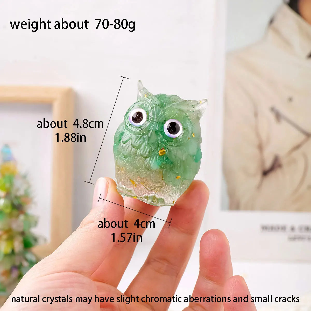 Una mano sostiene un adorno de colador de búho de piedra natural triturada, aproximadamente 4.8 cm de largo.
