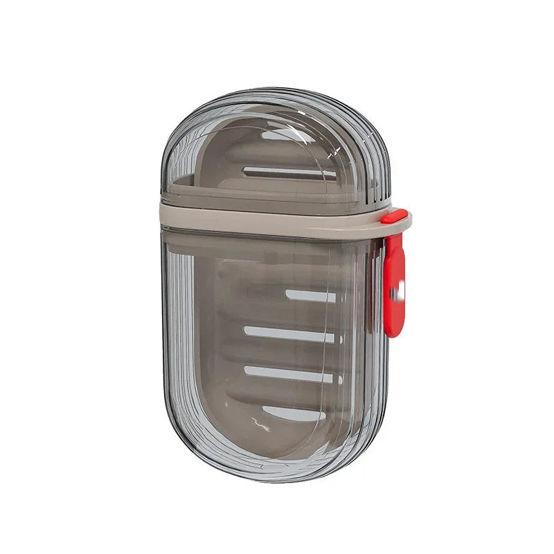 Boîte de savon portable en plastique transparent avec couvercle scellé et embout rouge.