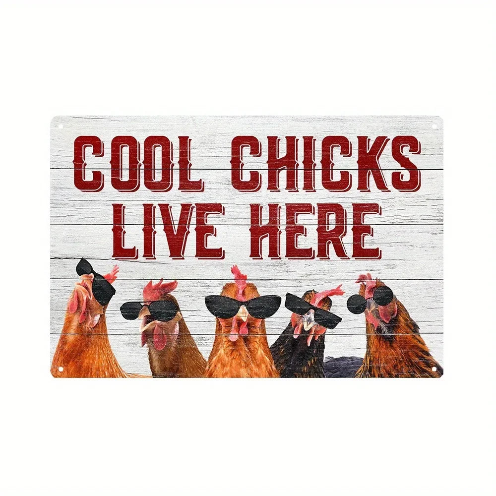 Rustiges Holzschild mit roter Schrift: Cool Chicks Live Here, mit mehreren Hühnern.