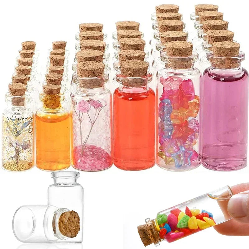 Collection de mini-flacons en verre avec bouchons de liège, remplis de liquides colorés et d'herbes séchées.