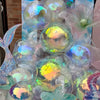 Eine Sammlung irisierender holografischer Partyballons in verschiedenen Farben und Größen.