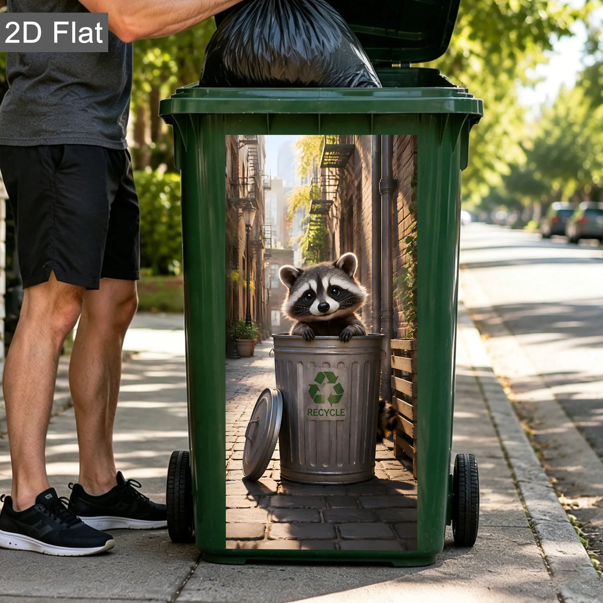 Un cubo verde con sección transparente mostrando un mapache, siendo manipulado por una persona.