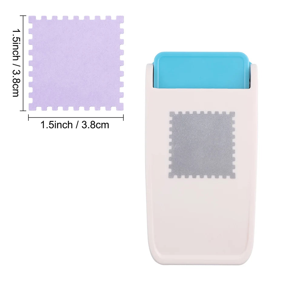 Weißer Lever-Aktion-Briefstempel mit blauem Deckel und lila Stempelpad sichtbar.