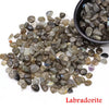 Colección de piedras de labradorita pulidas en varios tonos de gris, azul e iridiscentes.