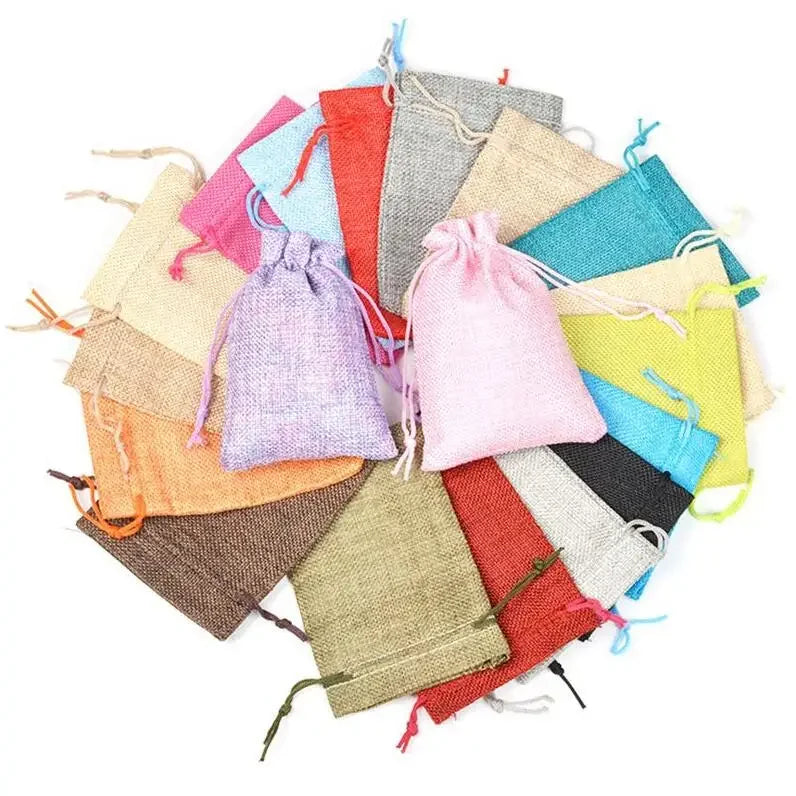 Kollektion handgefertigter Geschenkbeutel aus Jute und Leinen in verschiedenen Rosa-, Grün-, Gelb-, Orange- und Beige-Tönen.