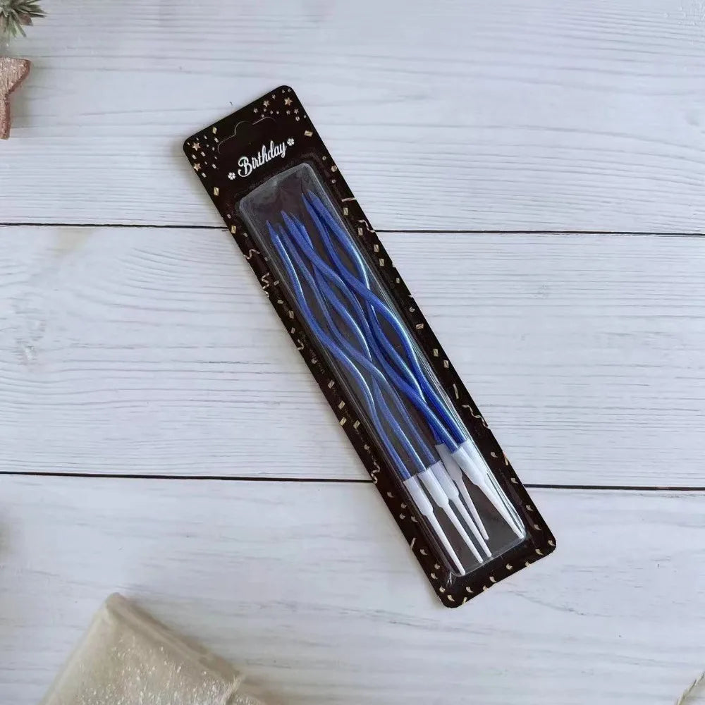 Ein Set dekorativer Spiral-Geburtstagskerzen in einer schwarzen Box mit blau-weißen Spitzen.