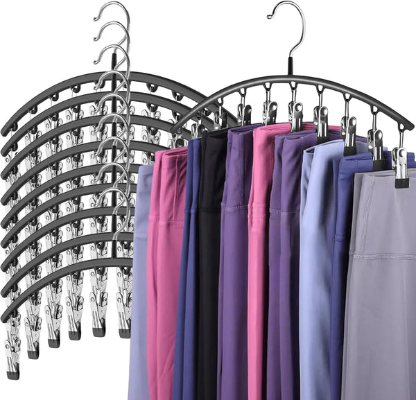 Regal mit Mehrfachhaken, das verschiedene bunte Leggings und Hosen zur Kleidersorganisation zeigt.