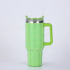 Vaso aislante verde lima brillante con patrón de pedrería texturizada y tapa transparente con pajita.