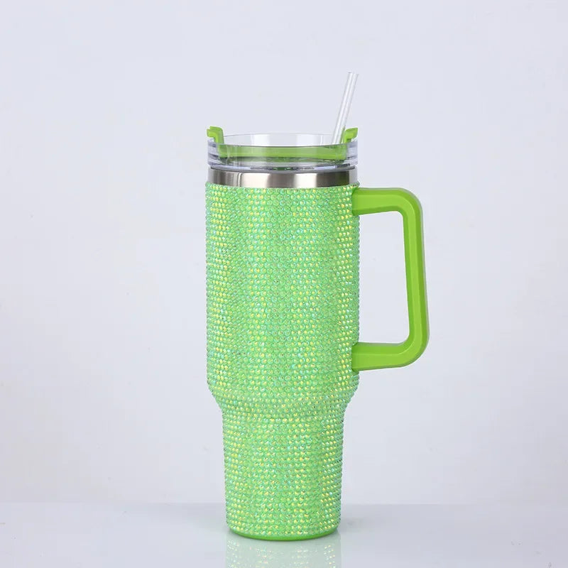 Vaso aislante verde lima brillante con patrón de pedrería texturizada y tapa transparente con pajita.