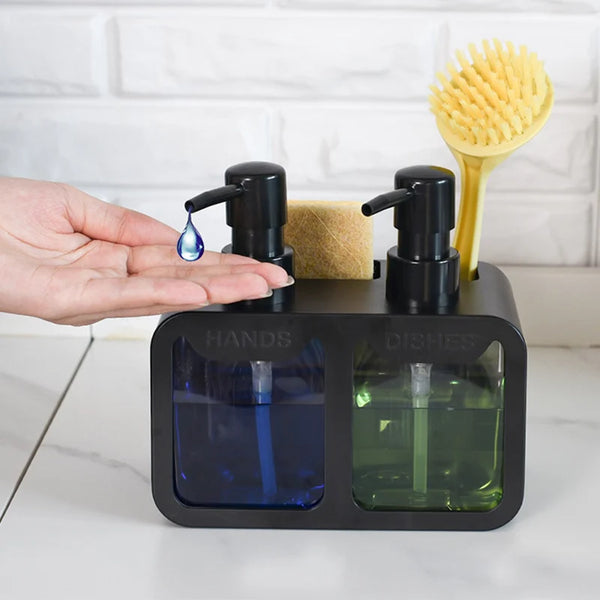 Dispenser de jabón de cocina negro de 3 en 1 con dos botellas de vidrio y un cepillo amarillo, junto a un dispensador líquido