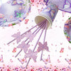 Tissu de papillon aquarelle violet drapé sur une surface blanche avec des accents floraux roses.