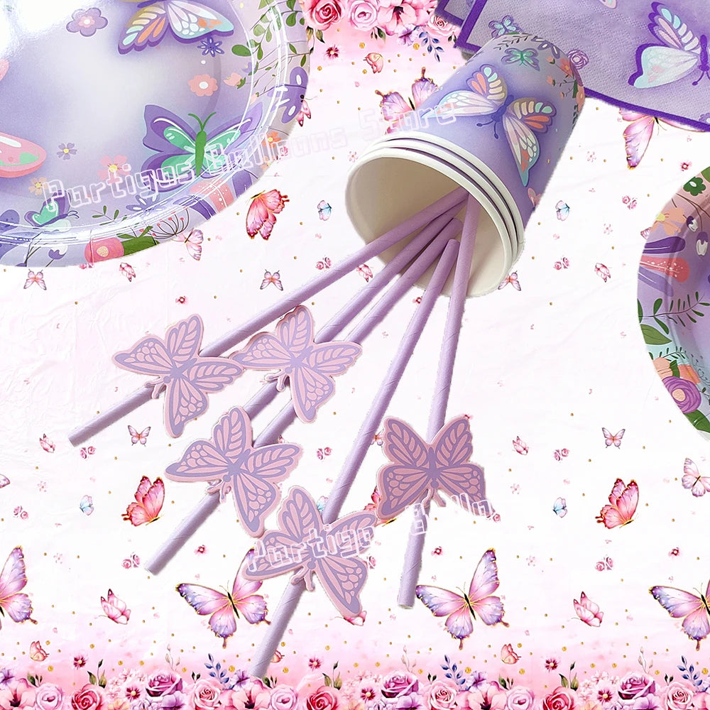 Tissu de papillon aquarelle violet drapé sur une surface blanche avec des accents floraux roses.