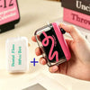 Eine Hand hält eine rosa portable Zahnseide-Reise-Set-Box mit Zahnseide darin.
