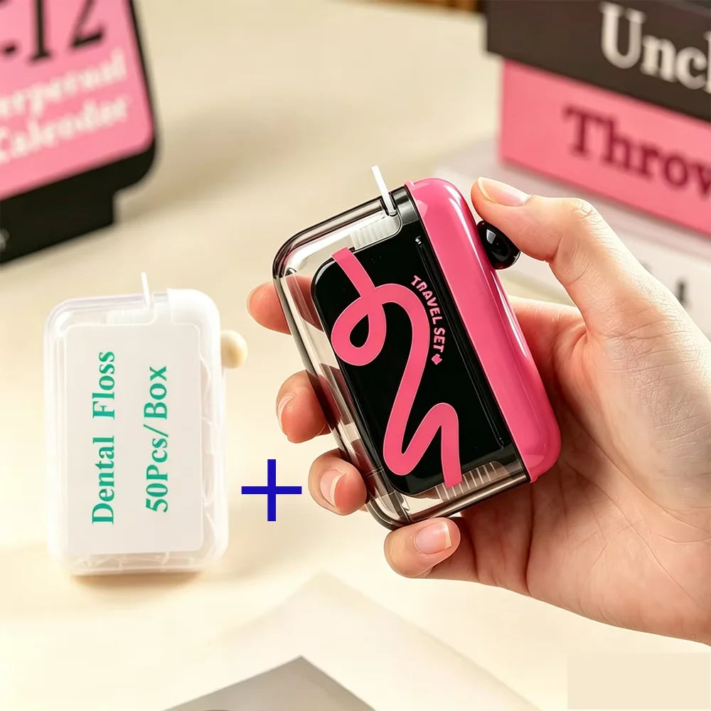 Eine Hand hält eine rosa portable Zahnseide-Reise-Set-Box mit Zahnseide darin.
