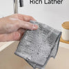 Eine Hand hält ein Stück Metalldraht zum Reinigen von Spülmitteln in einer Badezimmersink.